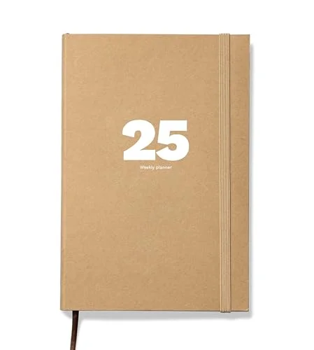 OCTÀGON DESIGN 2025 Large Weekly Planner Veckoplanerare 12 månader; januari december A4 storlek Kraft färg Halvstyvt lock Håller sig helt öppen Gummiband 8474474753595