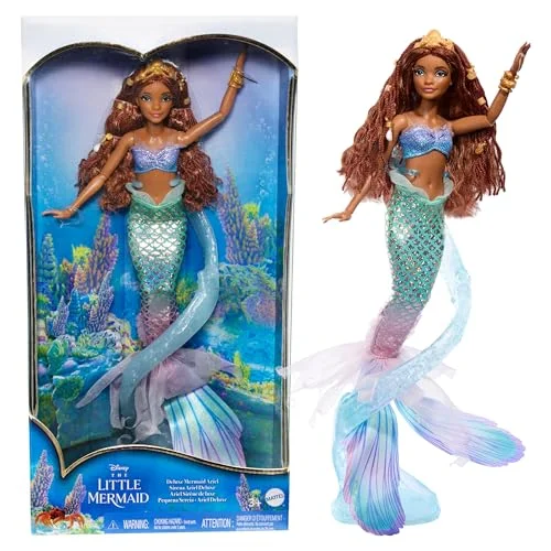 Mattel Disney Den lilla sjöjungfrun, lyxig Ariel sjöjungfrudocka med regnbågsskimrande sjöjungfrustjärt, hårpärlor och dockställ HNF42 194735138920